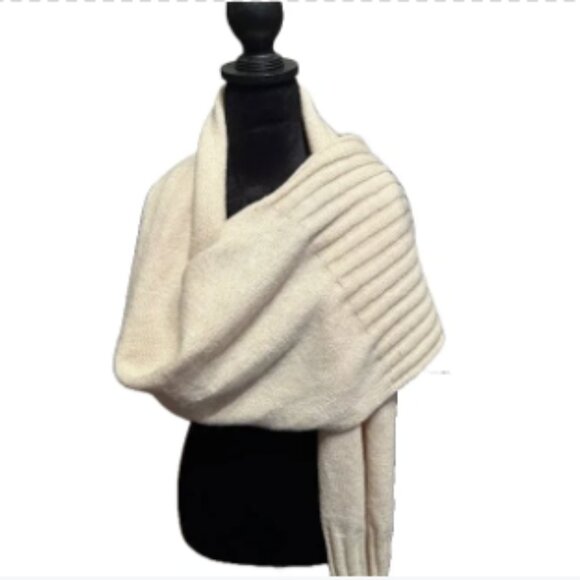 Soft & Luxurious scarf, featuring elegant pearls - Picture 3 of 3